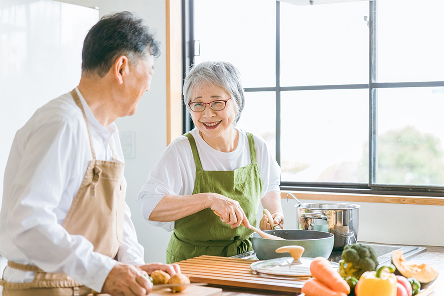 料理をする老夫婦の画像